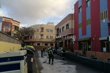 Una avería en el motor de un vehículo deja un reguero de aceite por varias calles de Los Llanos de Telde/TA.